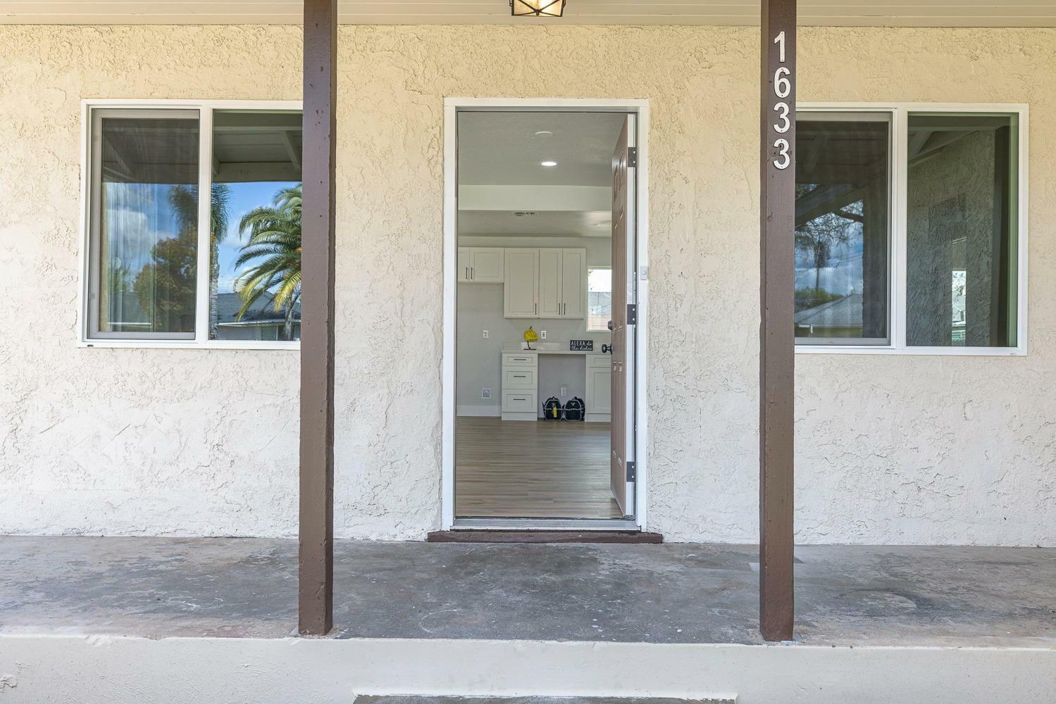 Property Photo: 1633 W Saginaw Way CA 93705
