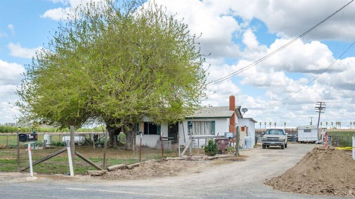 Property Photo:  20758 Everett Avenue  CA 93656 