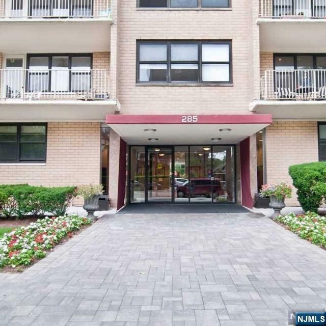 Property Photo: 285 Aycrigg Avenue 14F NJ 07055