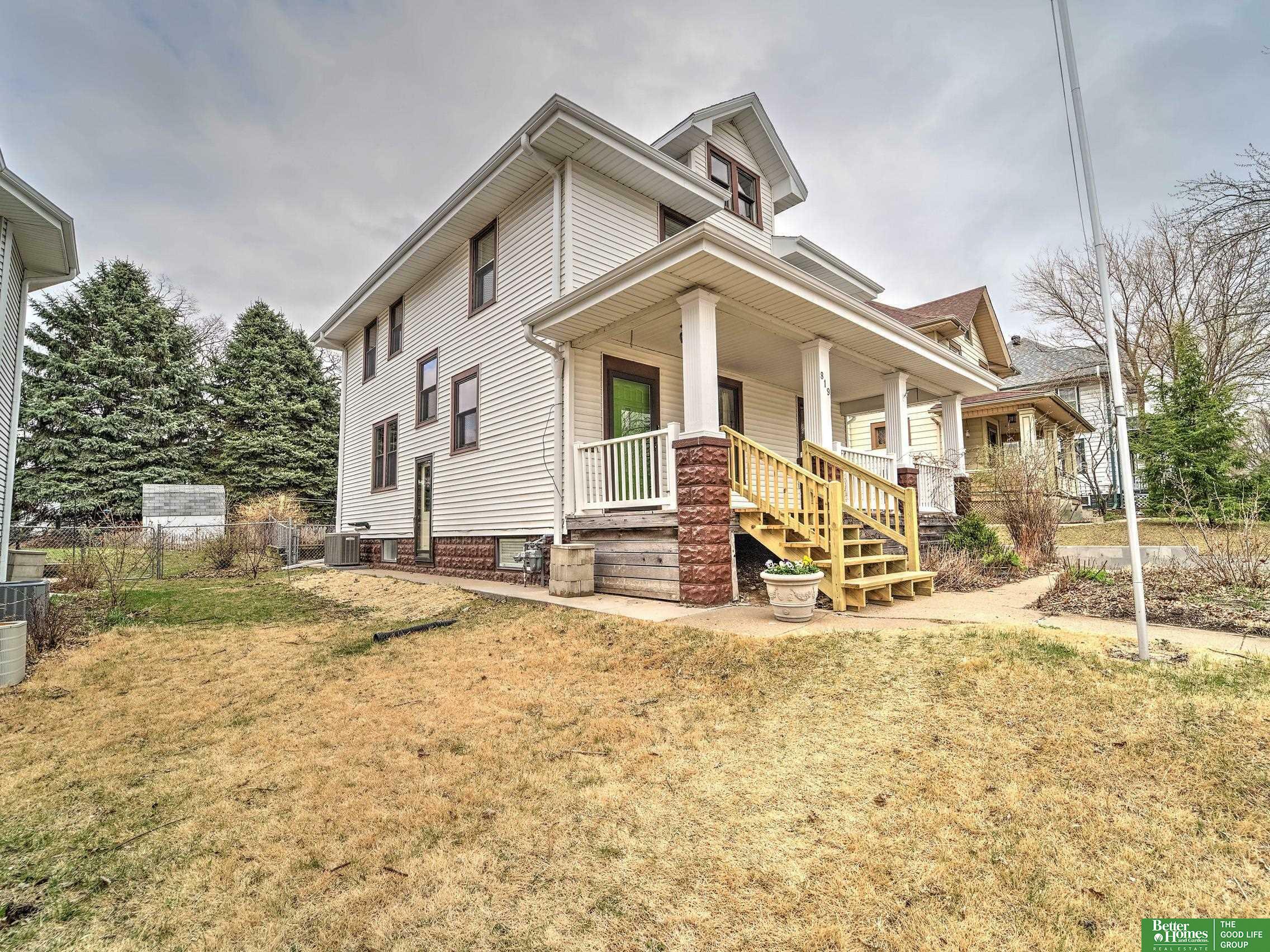 Property Photo: 819 S 37th Street NE 68105