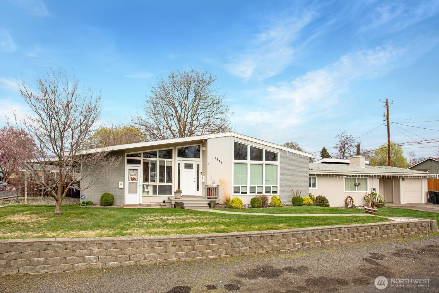 Property Photo: 1444 SE Central Avenue WA 99324