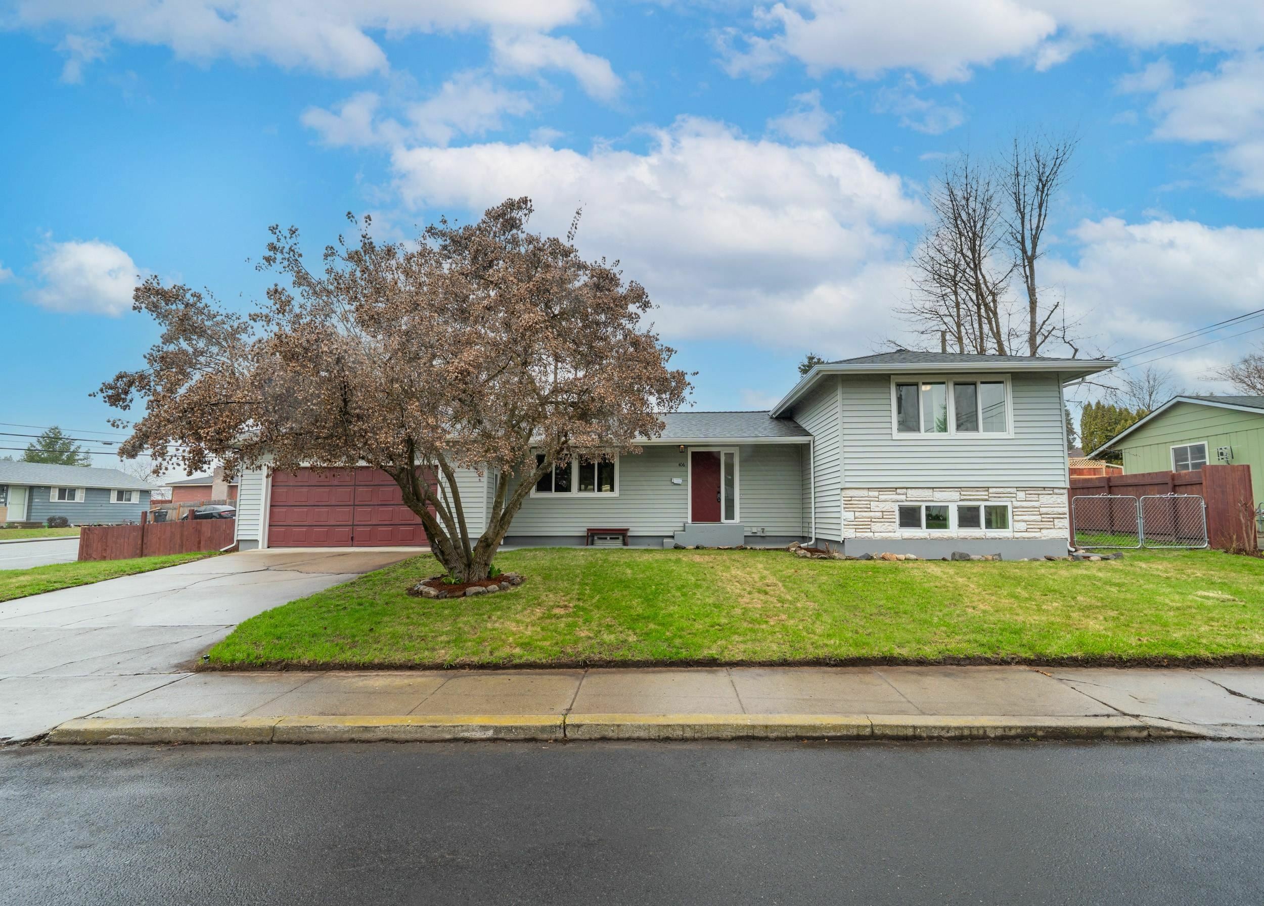 Property Photo:  406 Dubois St  WA 99004 