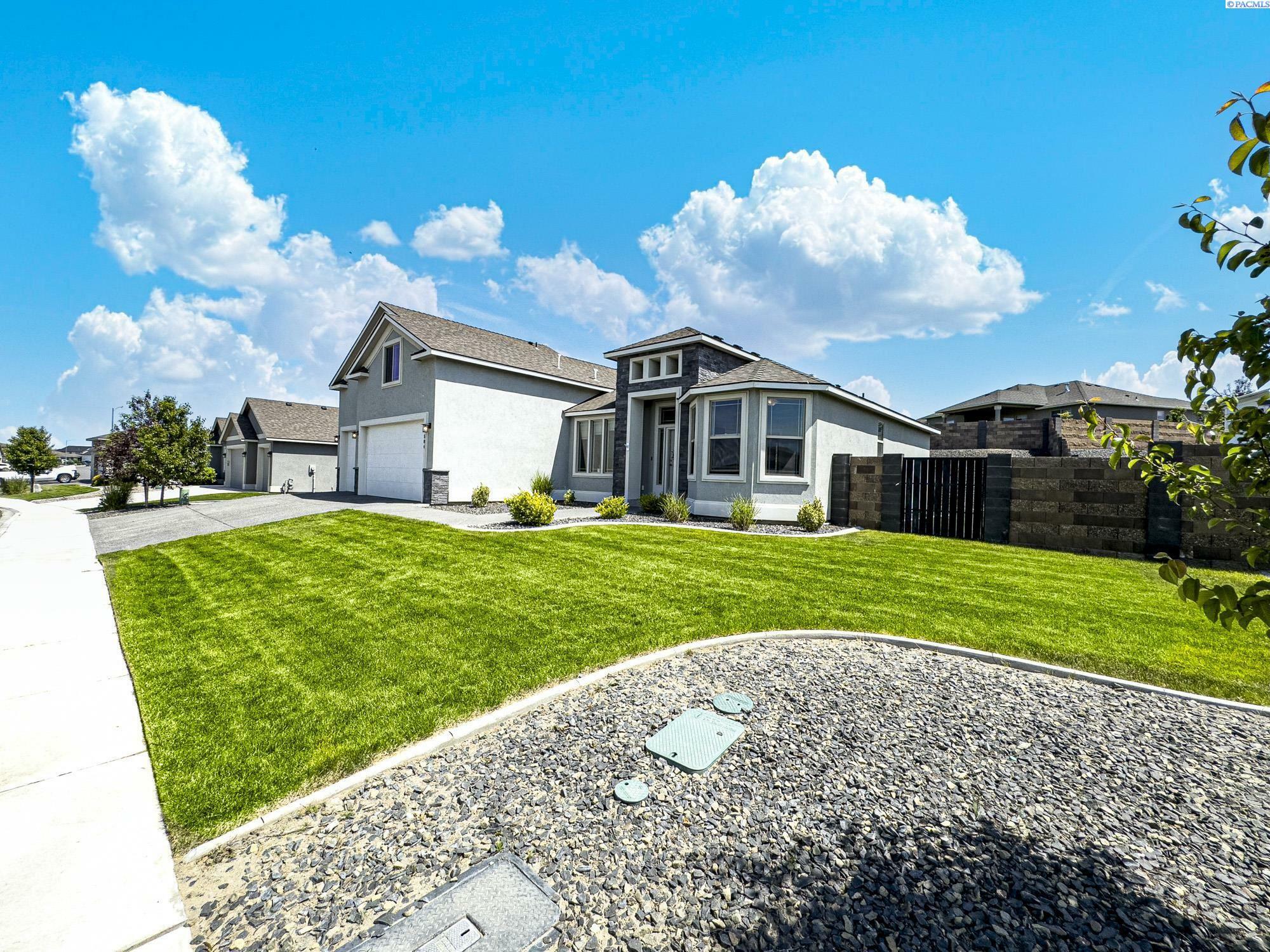 Property Photo: 584 Thebes St WA 99353