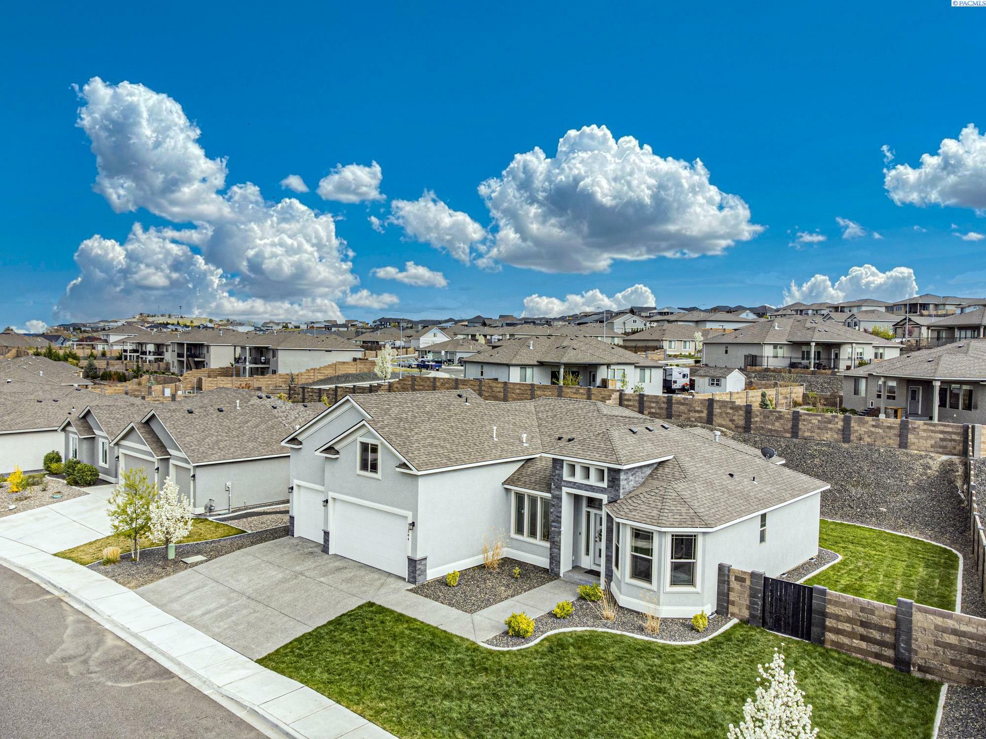 Property Photo: 584 Thebes St WA 99353