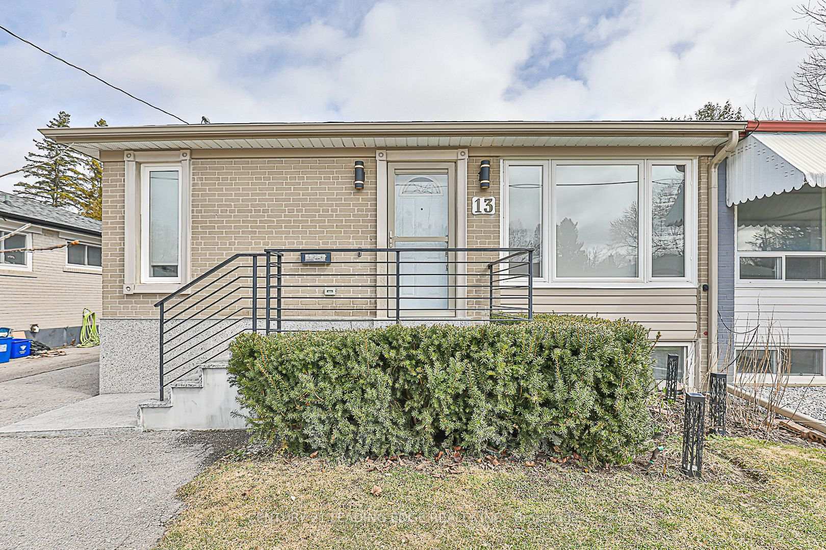 Property Photo: 13 Richardson Drive ON L4G 1Y9