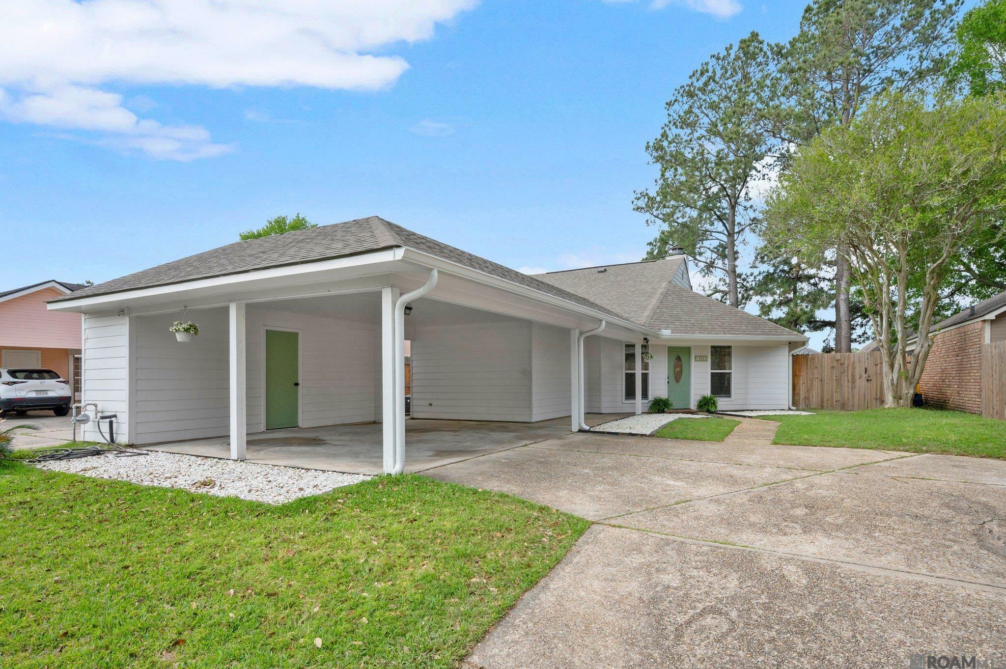 Property Photo: 1636 W Fairview Dr LA 70816