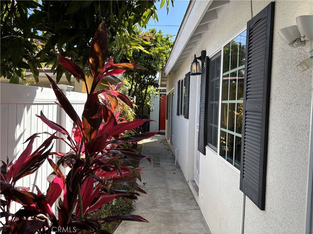 Property Photo:  2515 Poinsettia St 1/2  CA 92706 