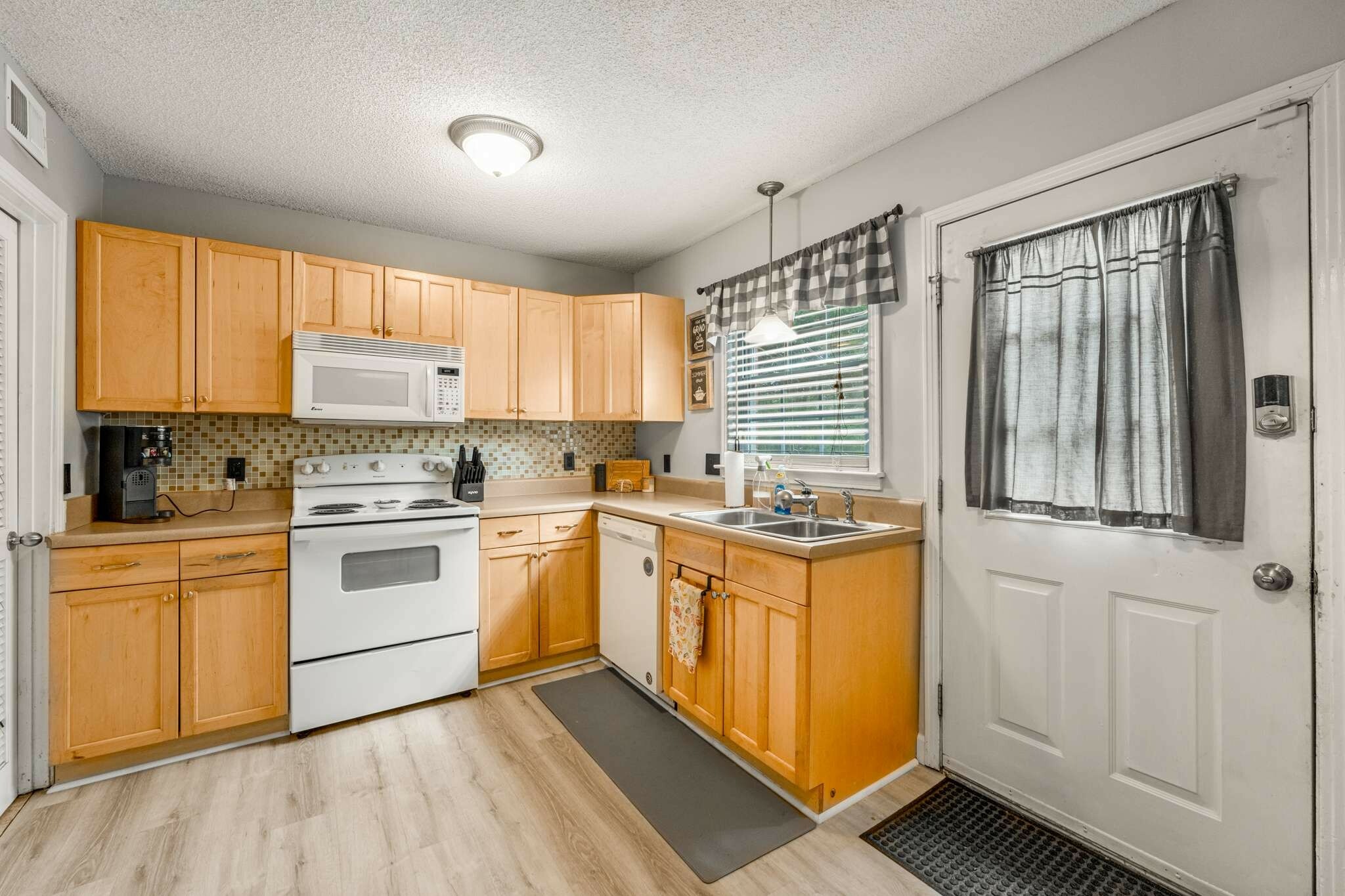 Property Photo: 733 Holder Dr TN 37217