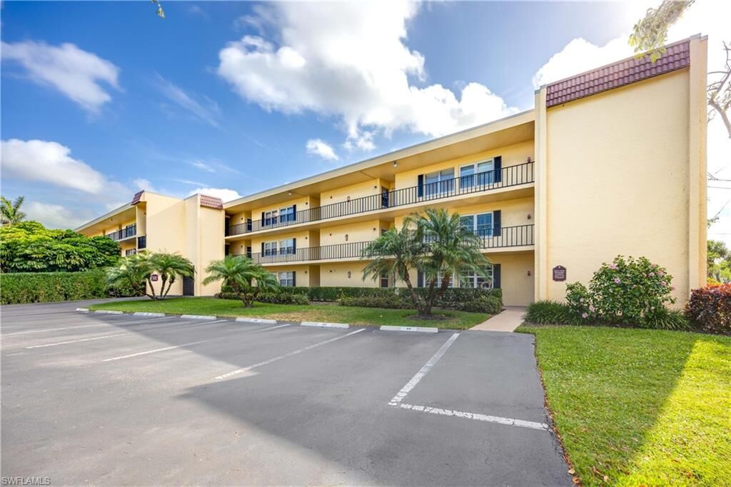 Property Photo:  1085 Forest Lakes Dr 8108  FL 34105 