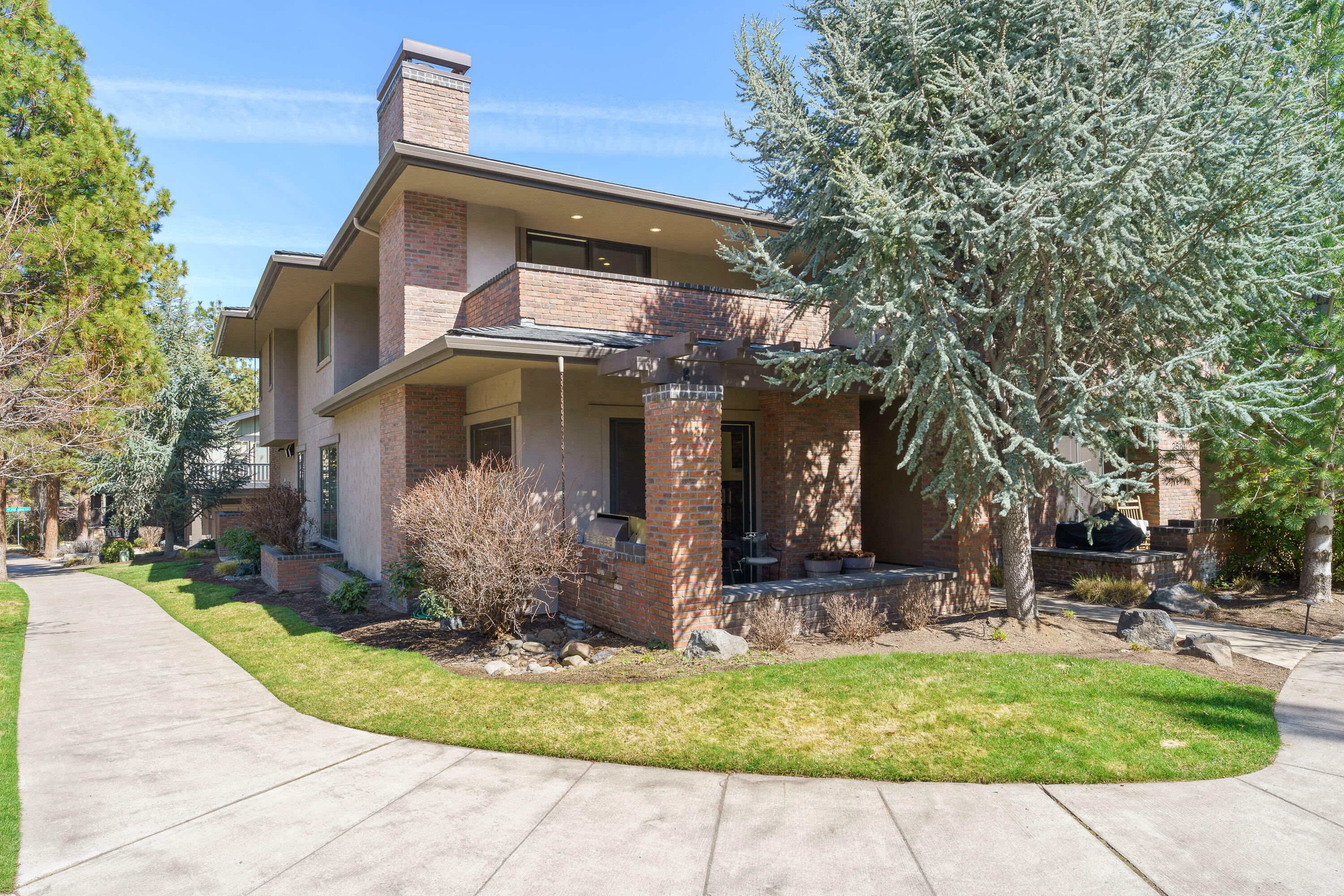 Property Photo: 2559 NW Crossing Drive OR 97703