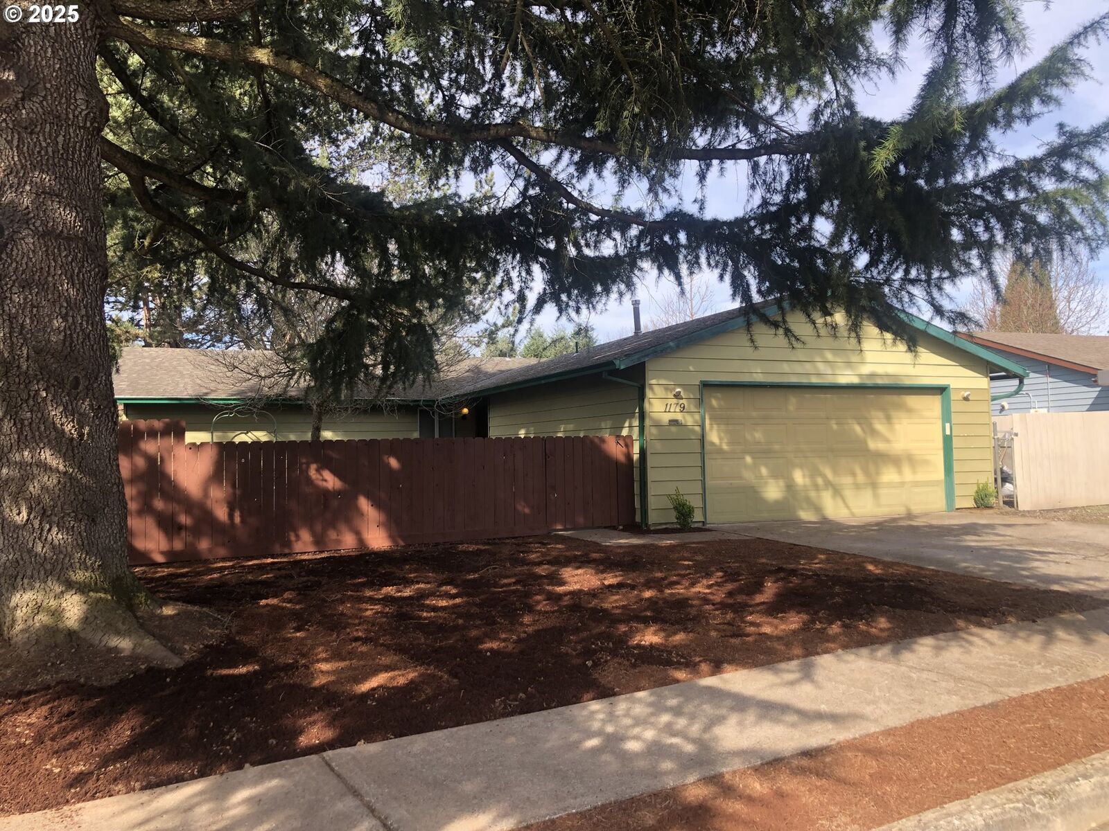 Property Photo: 1179 SE Maple Pl OR 97080
