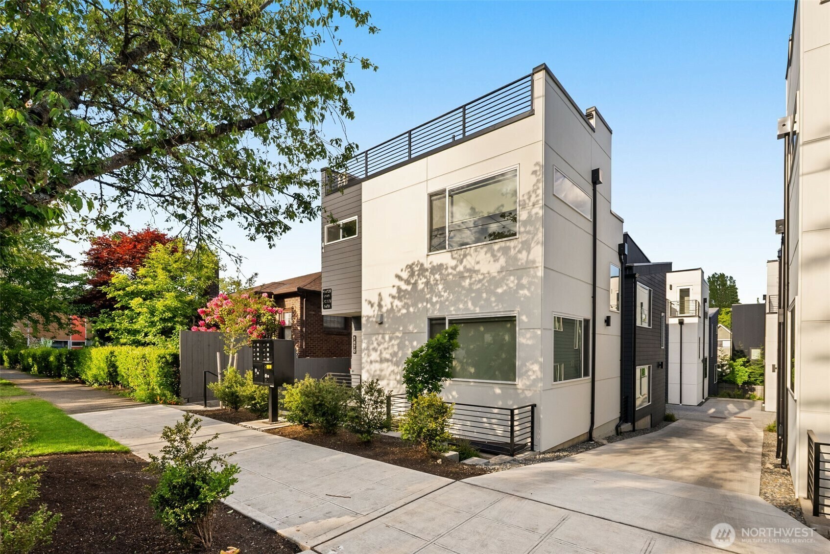 Property Photo: 1466 B 21st Avenue WA 98122