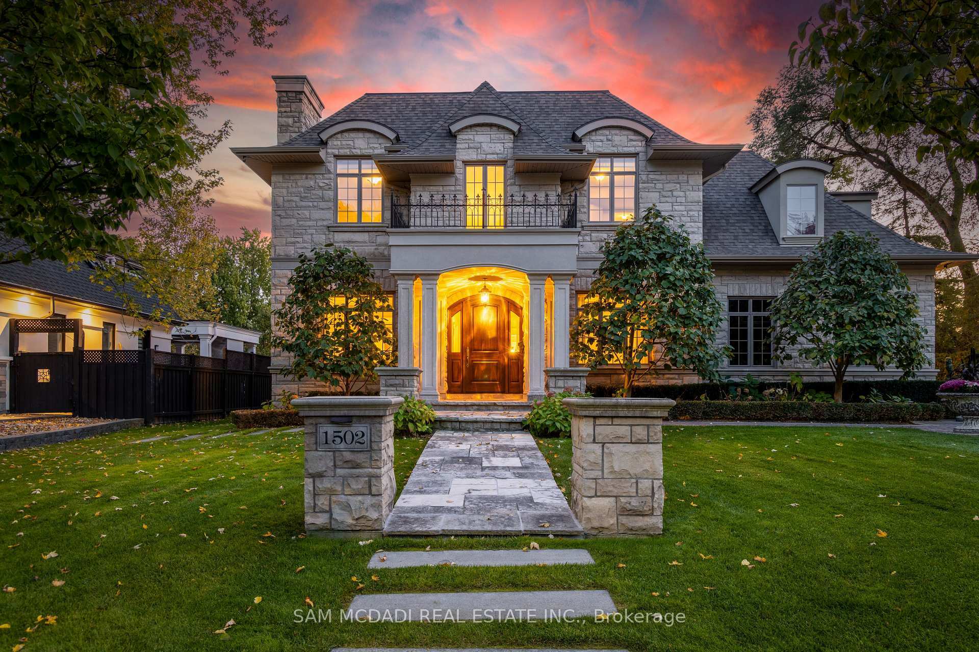 Property Photo: 1502 Gregwood Road ON L5H 2T4