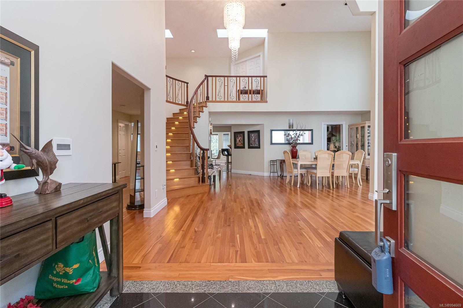 Property Photo: 812 Dalewood Lane BC V8X 5G6