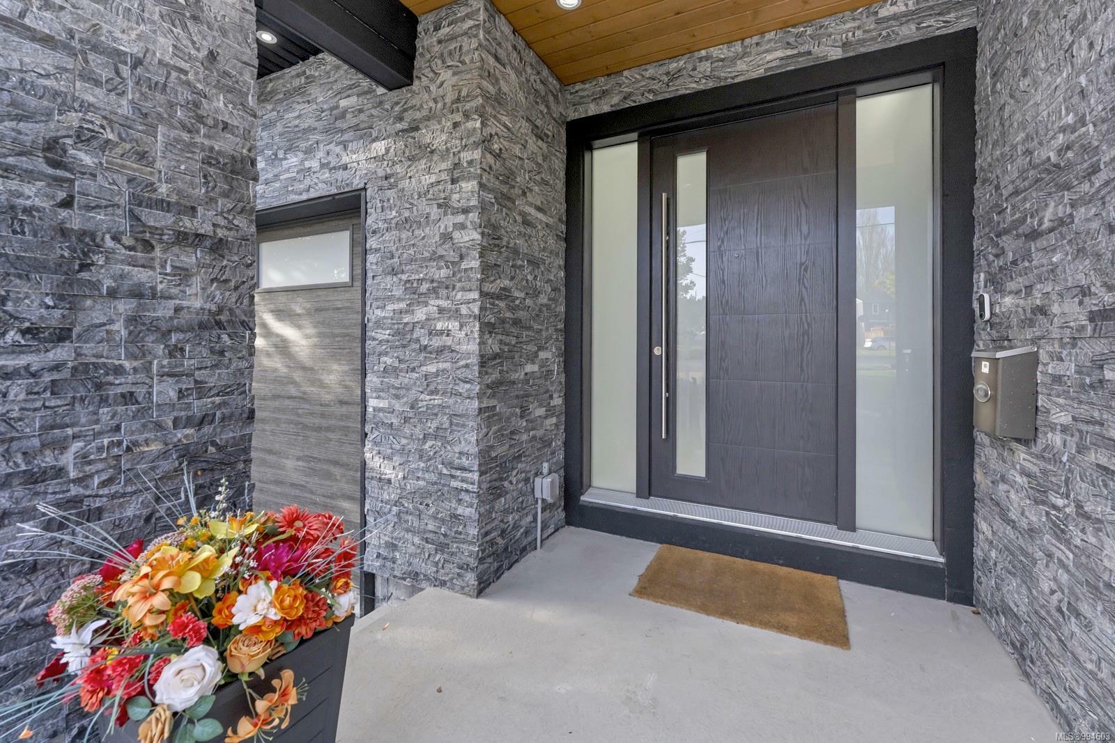 Property Photo: 48 Hampton Rd BC V8Z 1G4