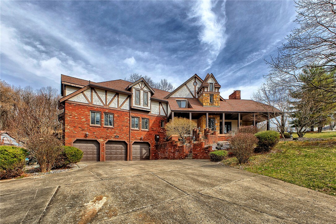 Property Photo: 133 Farmington Pl PA 15601