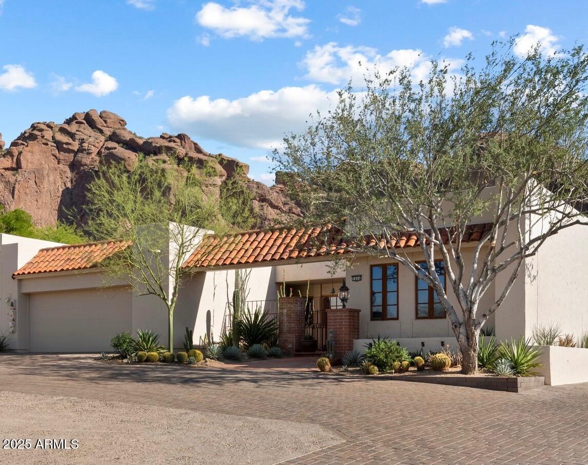 Property Photo: 5804 N Echo Canyon Lane AZ 85018
