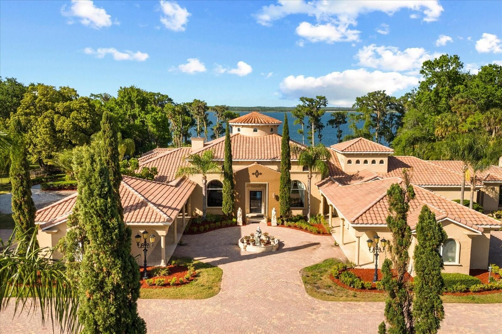 Property Photo: 1112 Orange Avenue FL 32708