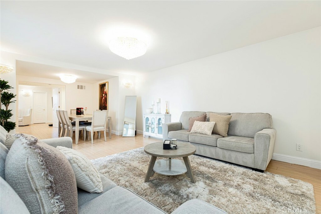 Property Photo: 605 N Louise Street 204 CA 91206