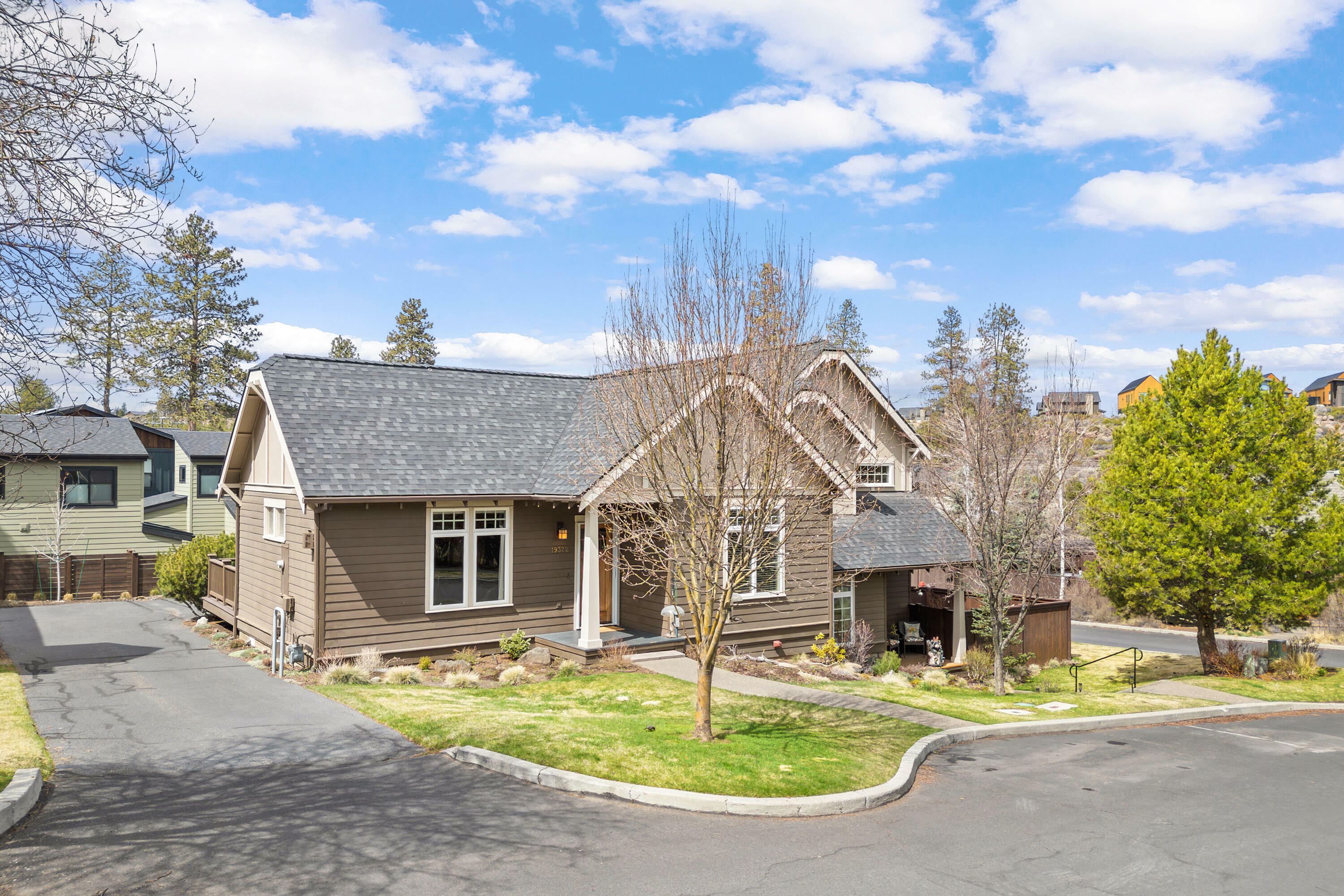 Property Photo: 19322 SW Laurelhurst Way OR 97702