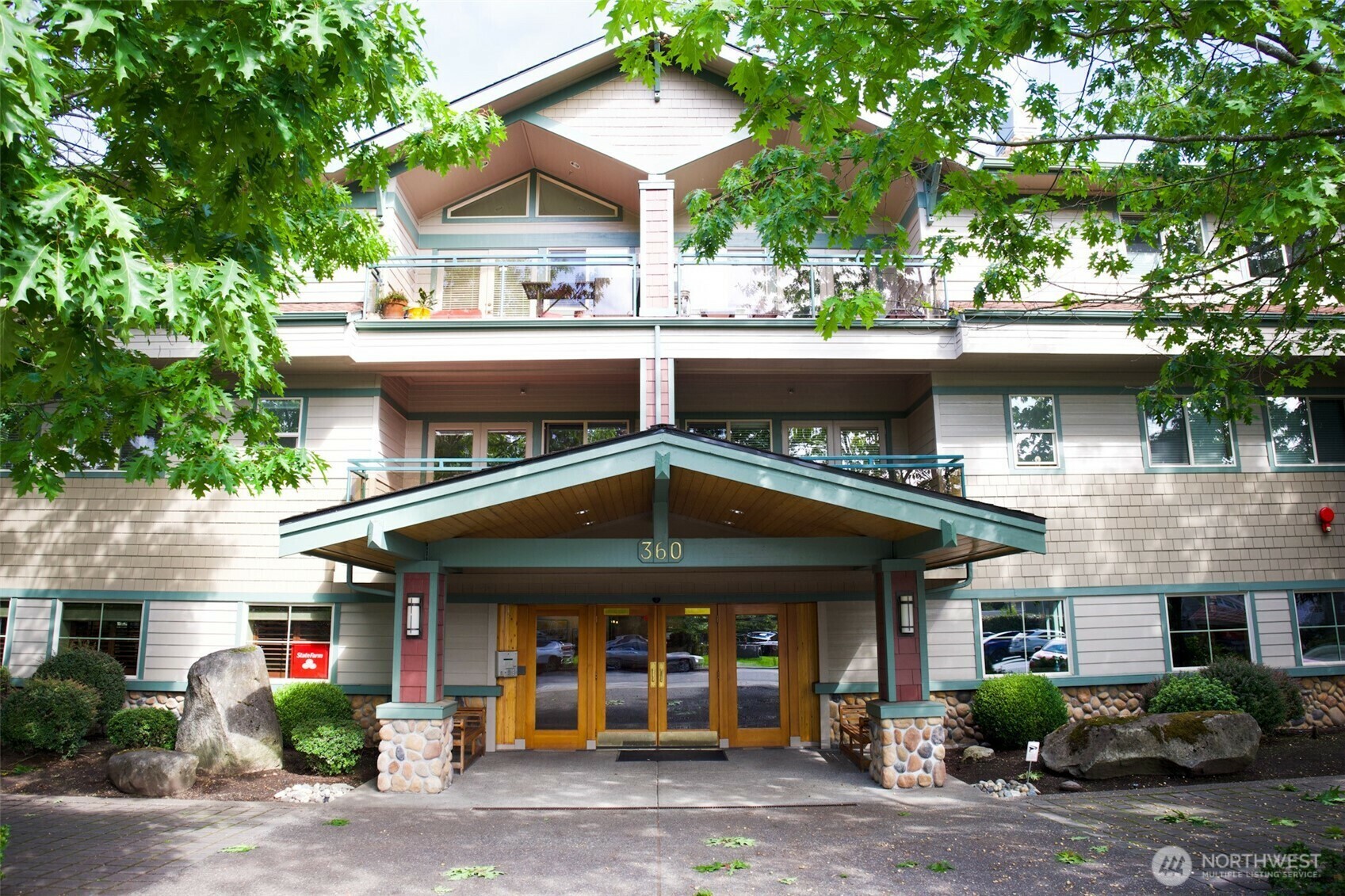 Property Photo: 360 Knechtel Way NE 401 WA 98110