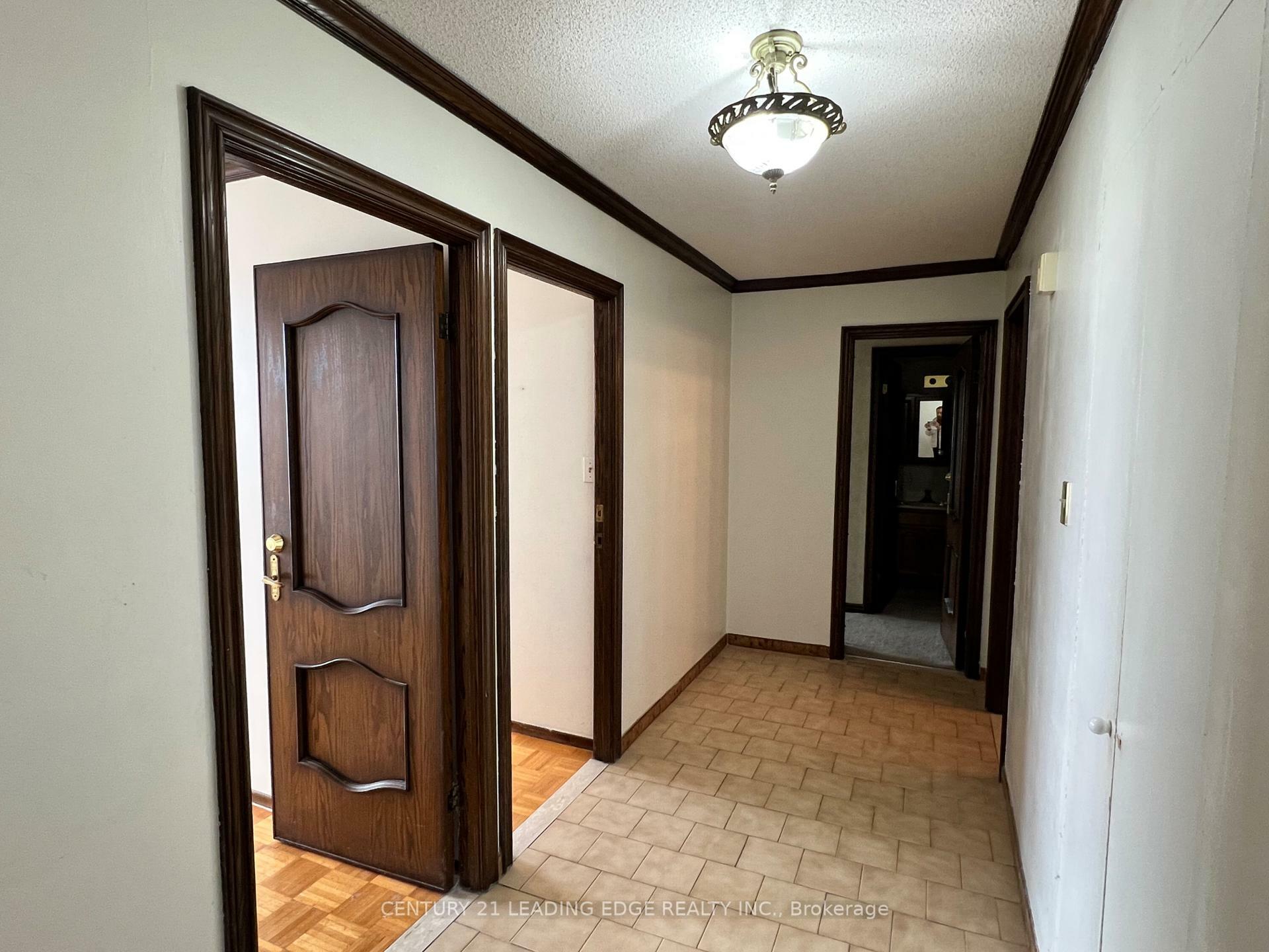 Property Photo: 31 Four Winds Drive 913 ON M3J 1K9