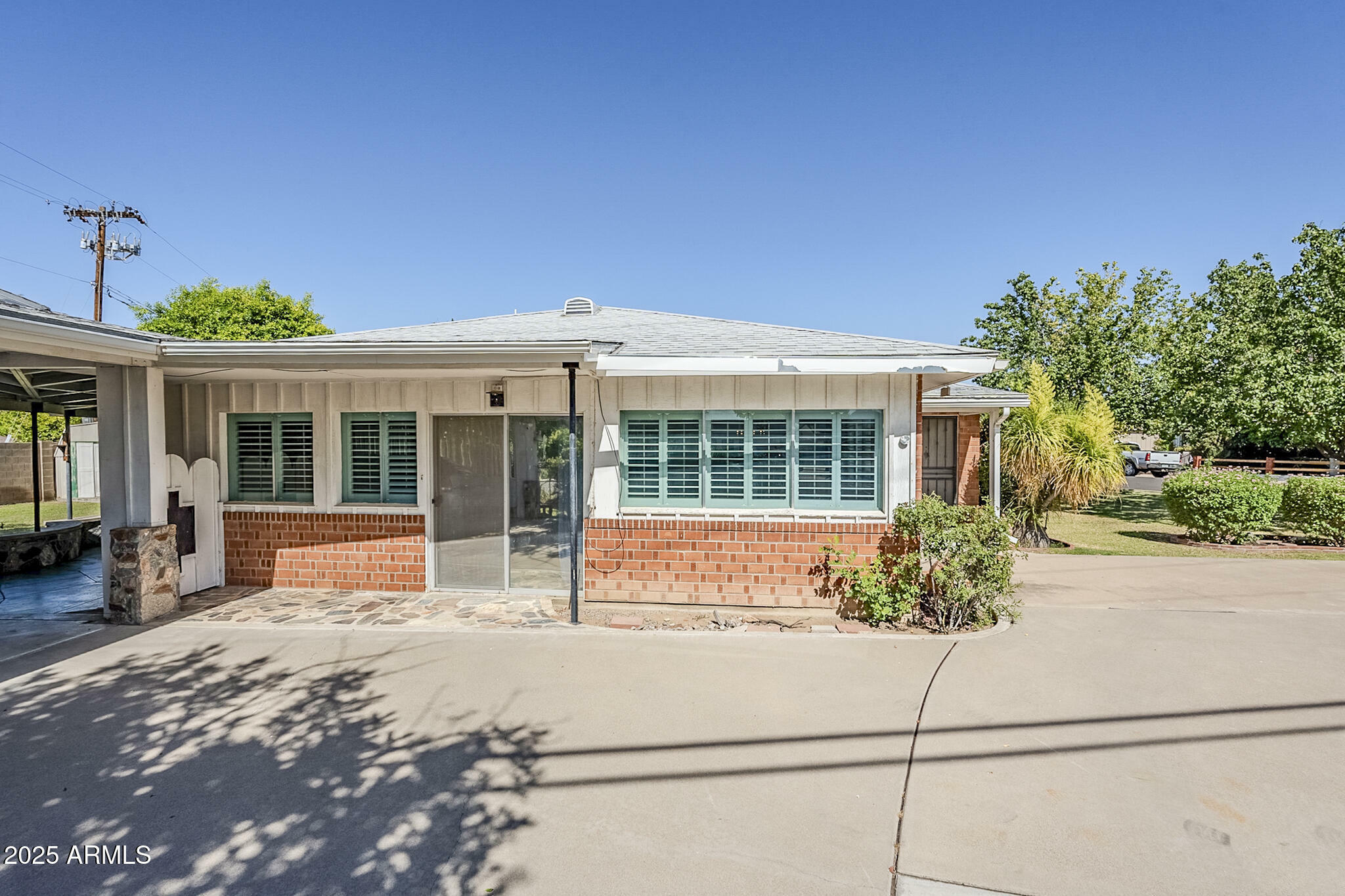 Property Photo: 1945 E Solano Drive AZ 85016