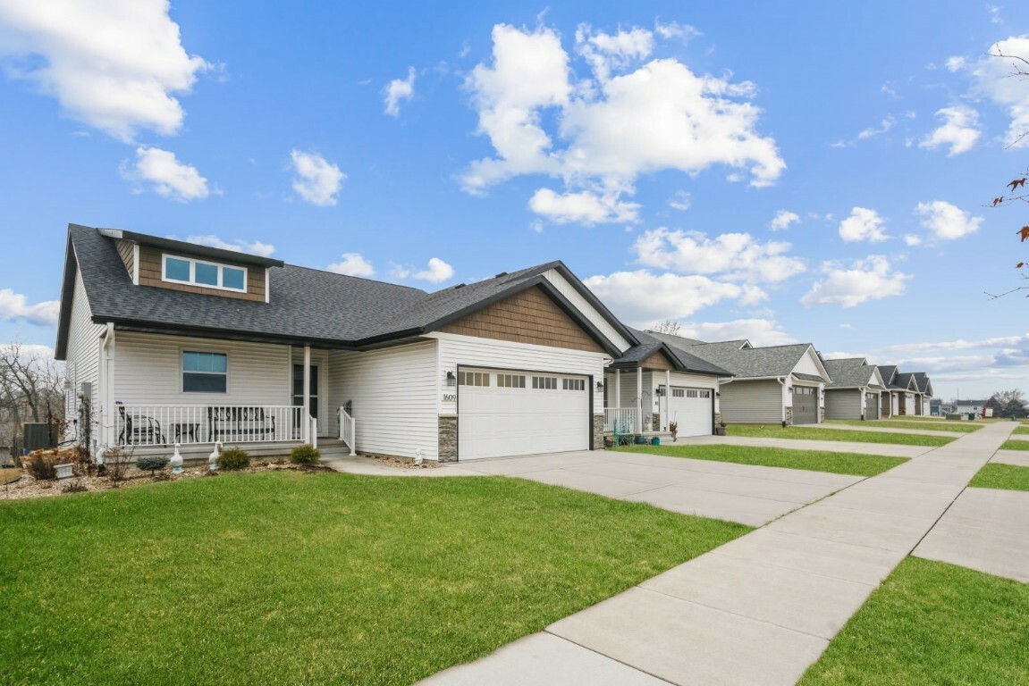 Property Photo: 1609 Petrus Drive NE IA 52402