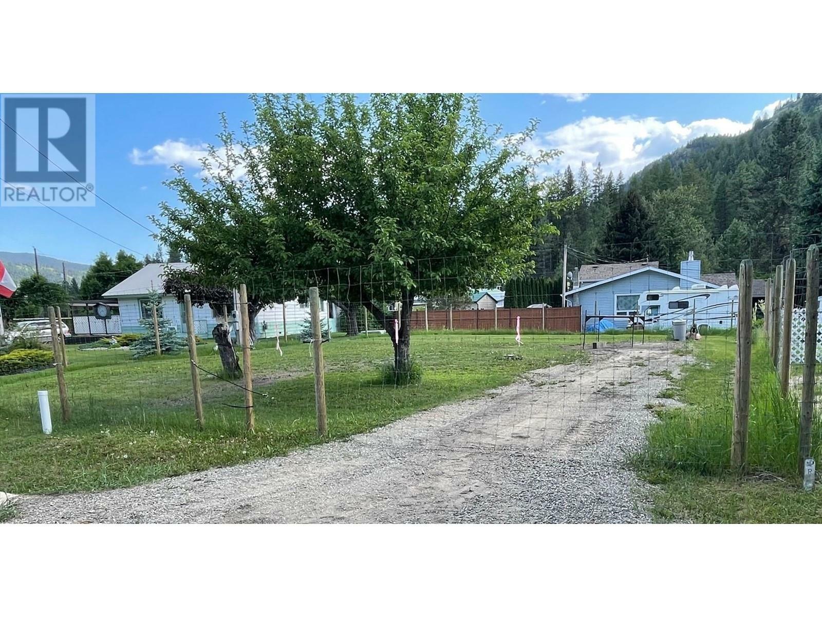 580 Central Avenue  Midway BC V0H 1M0 photo