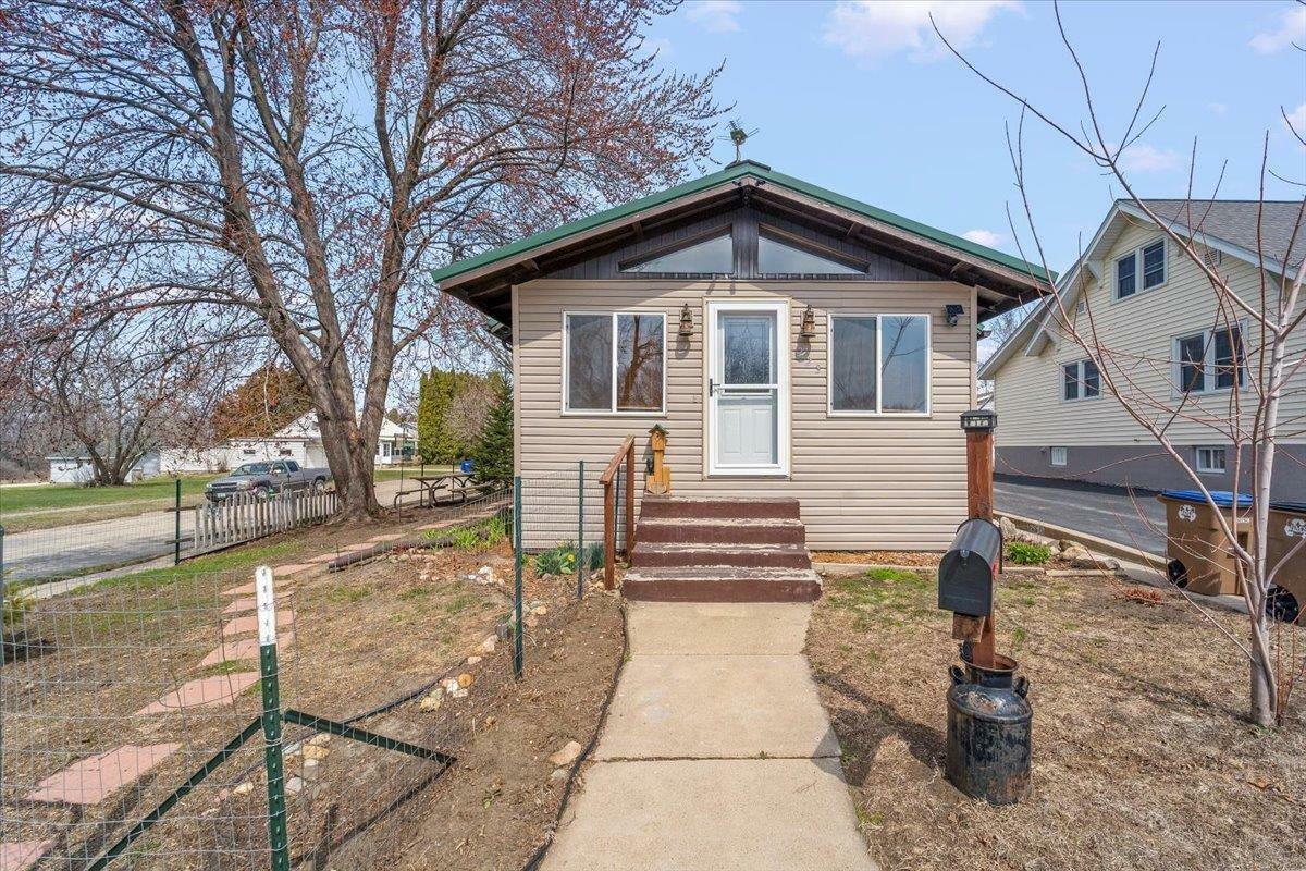 Property Photo: 223 5th St NW IA 50662