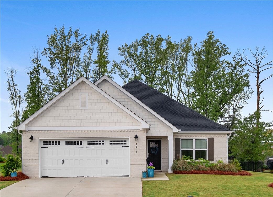 Property Photo: 2210 Lakeview Drive AL 36801