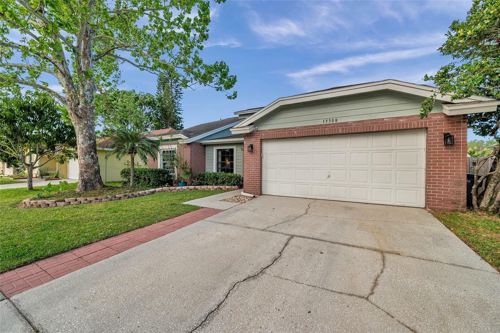 Property Photo: 13308 Kearney Way FL 33626