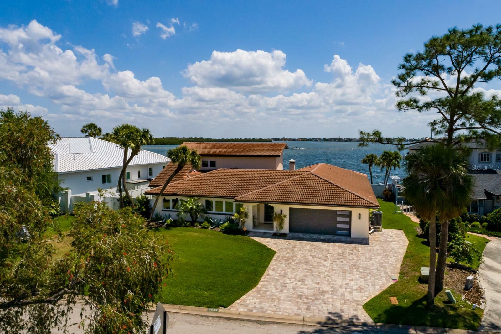 Property Photo: 2096 Tanglewood Way NE FL 33702