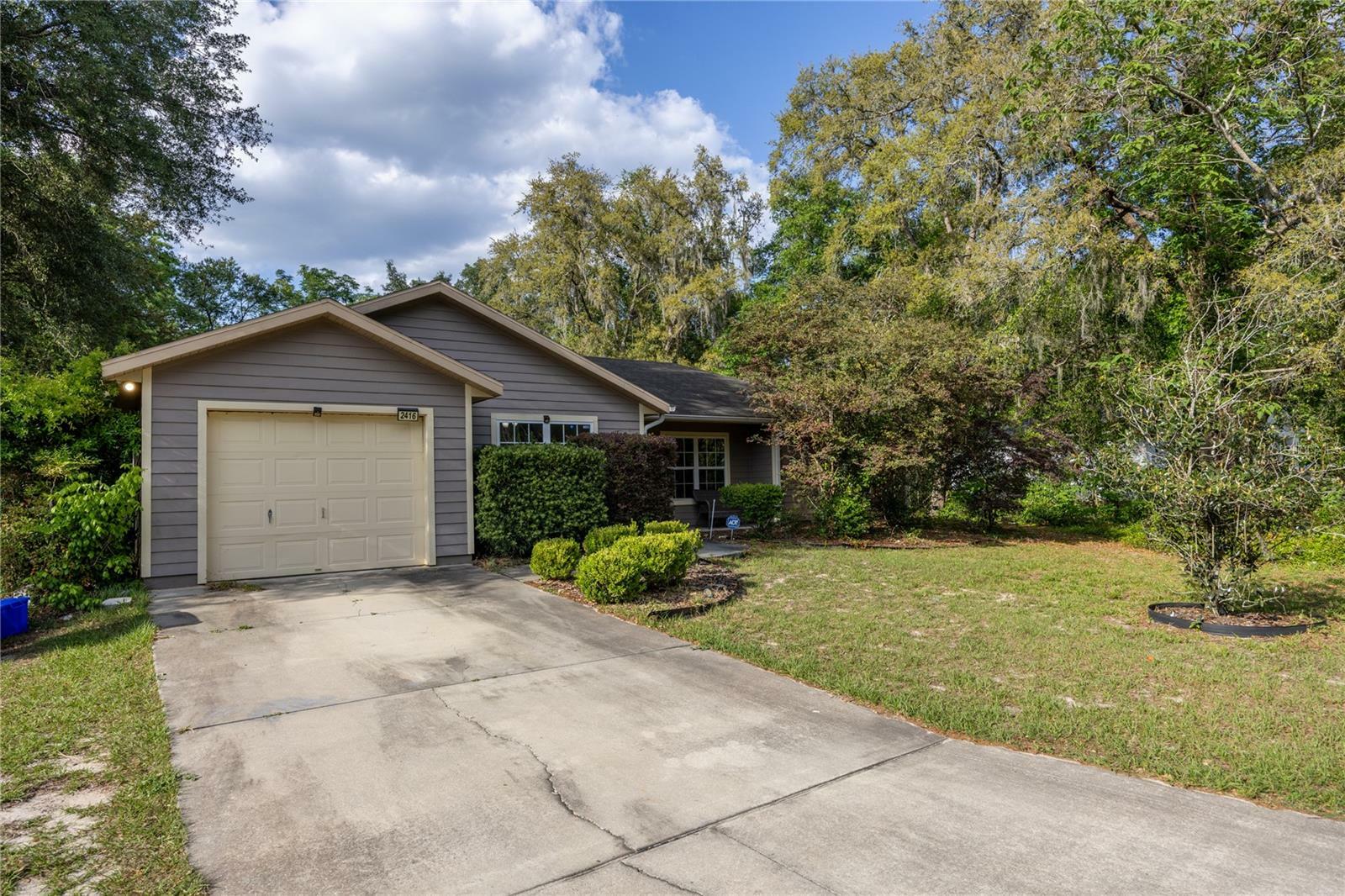 Property Photo: 2416 SE 11th Avenue FL 32641