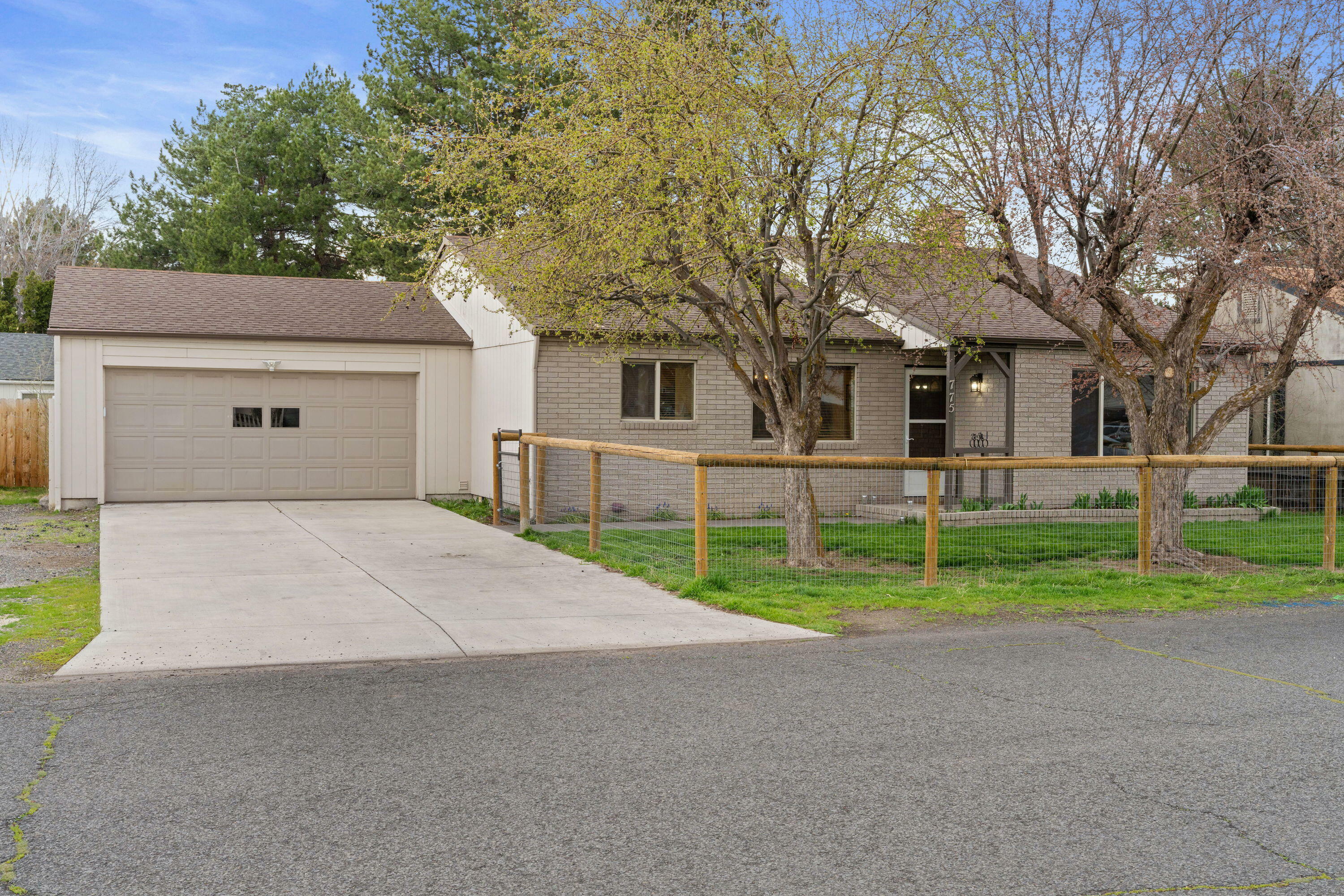 Property Photo: 775 SE Dunham Street OR 97754