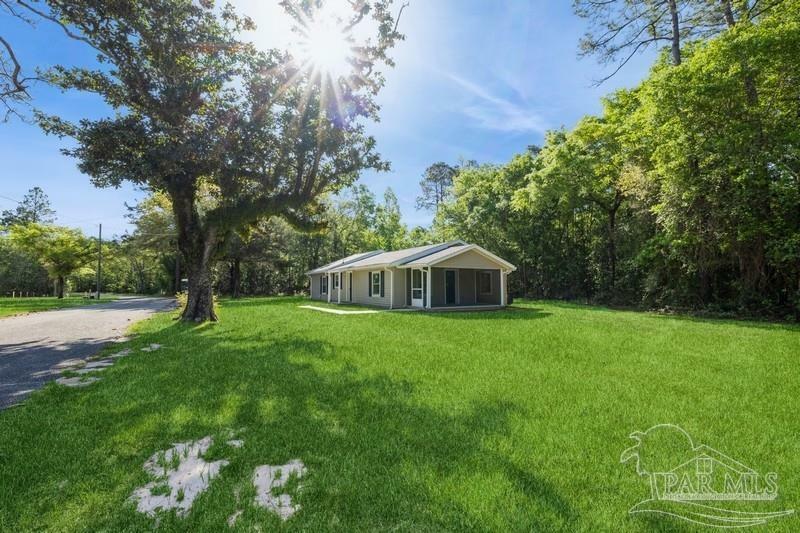 Property Photo: 4818 Parch Rd FL 32583
