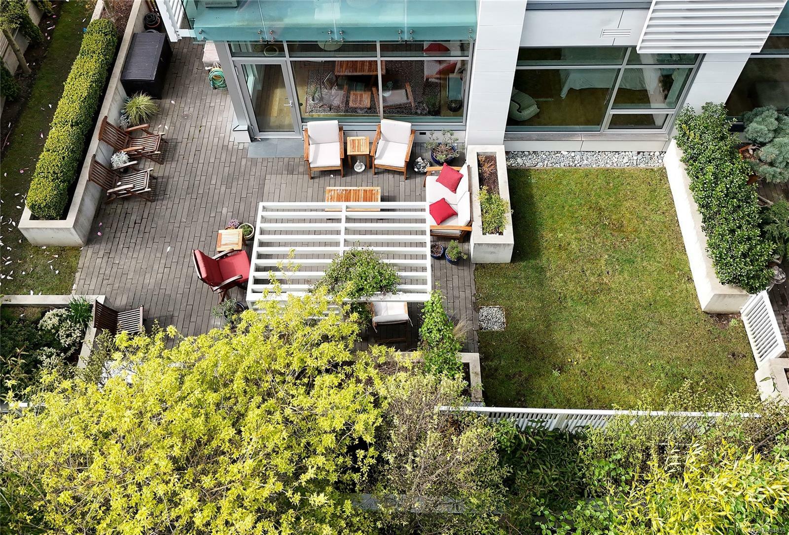 Property Photo: 986 Heywood Ave 103 BC V8V 2Y6