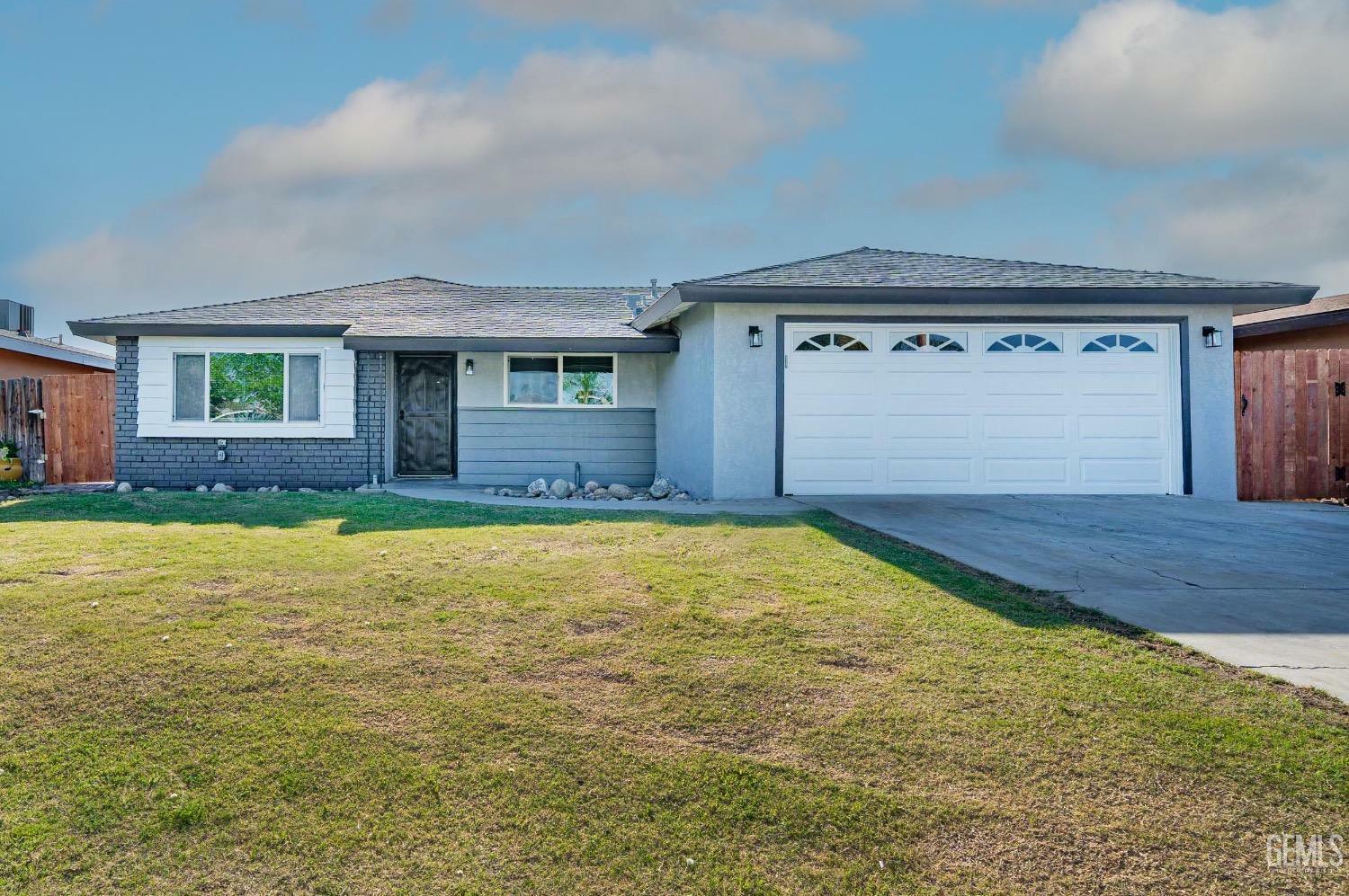 Property Photo: 5909 Ream Way CA 93307