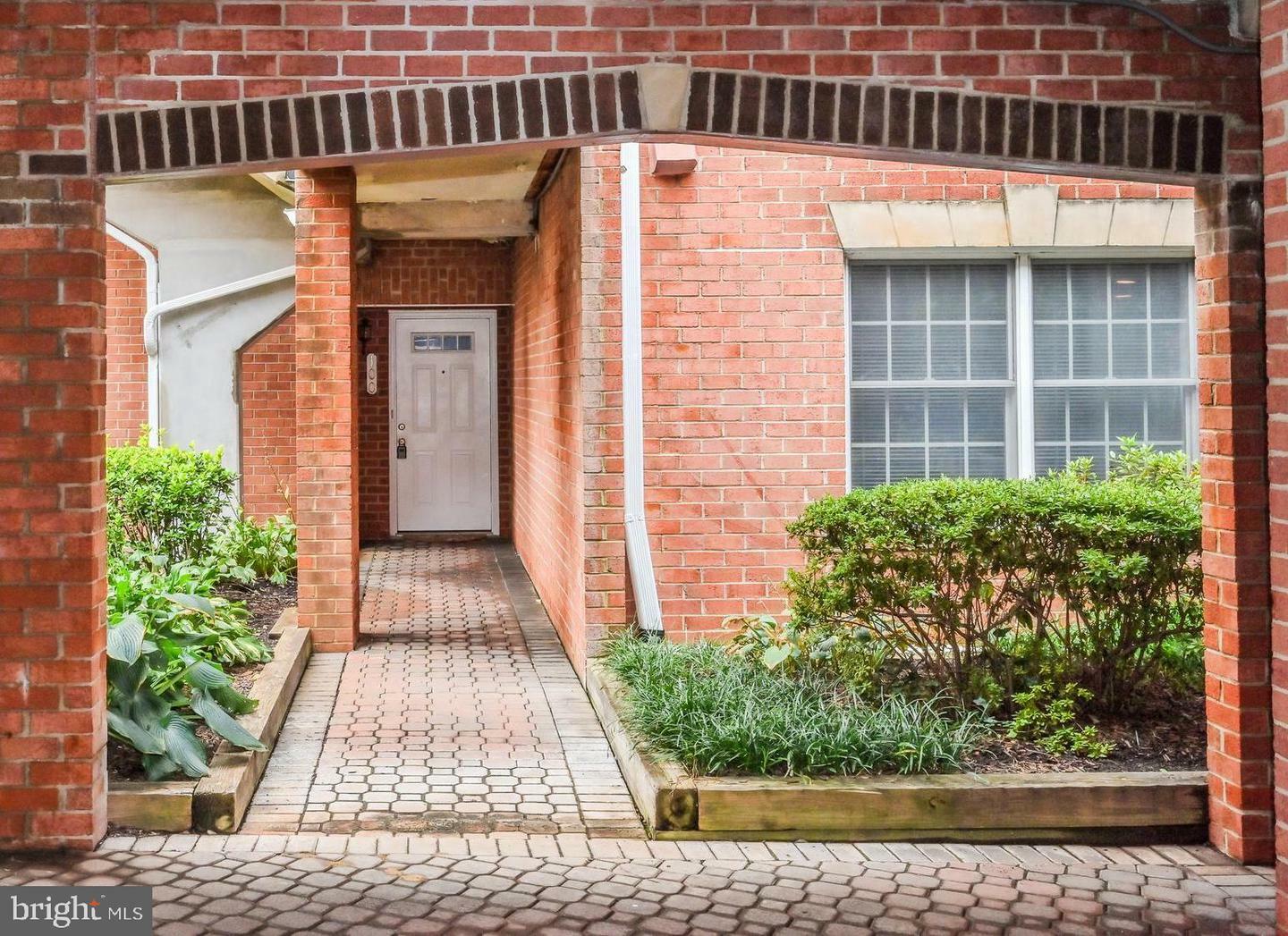 Property Photo: 6924 Fairfax Drive 100 VA 22213