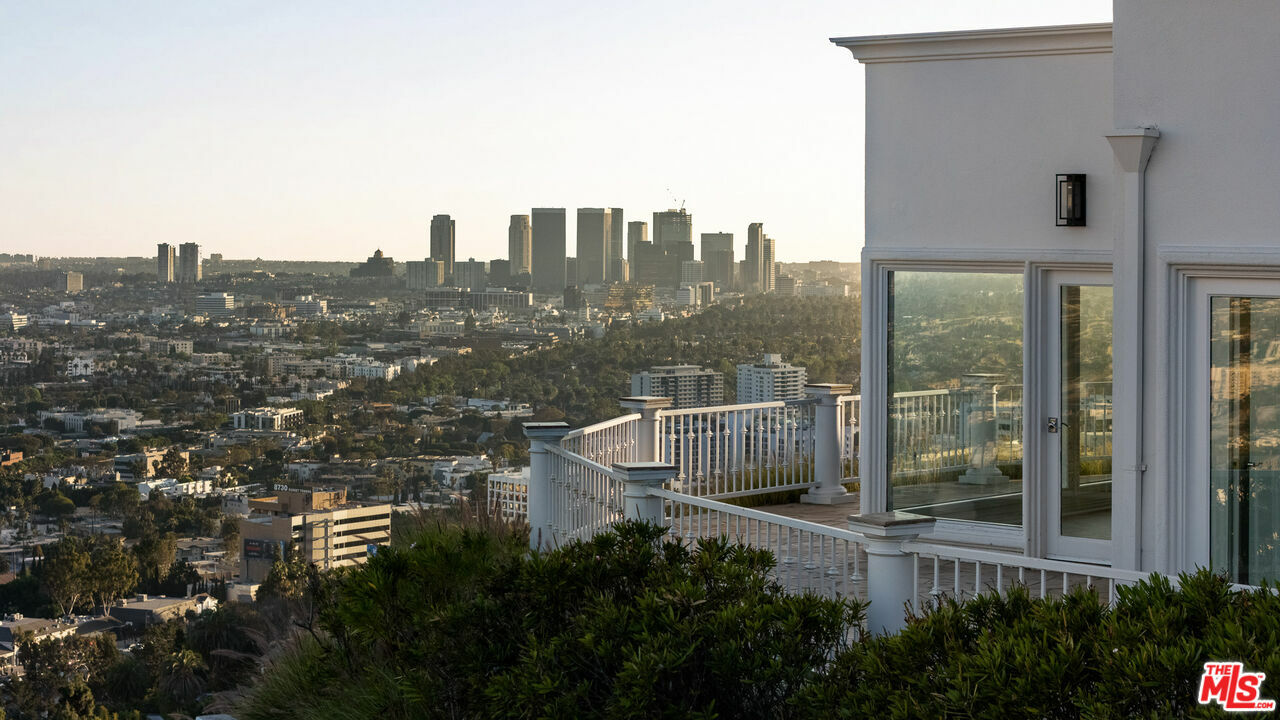 Property Photo: 8527 Hedges Way CA 90069