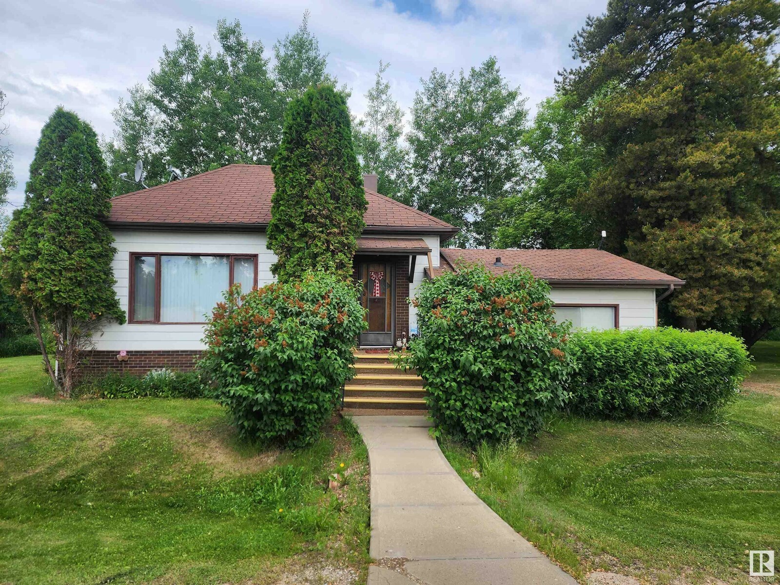 Property Photo: 4902 52 St AB T0G 0R0