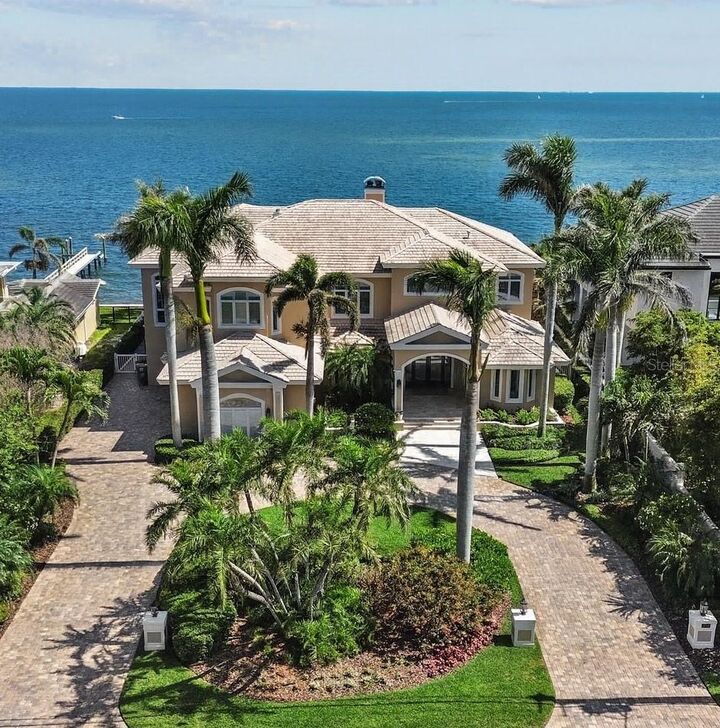1737 Brightwaters Boulevard NE  St Petersburg FL 33704 photo