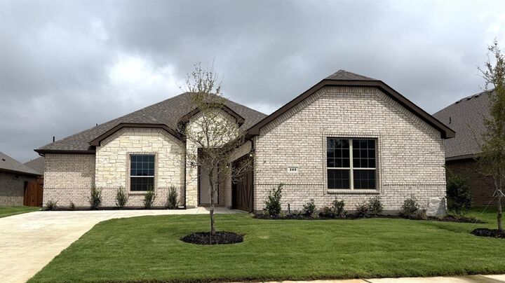 Property Photo: 205 Sydney Lane TX 76063