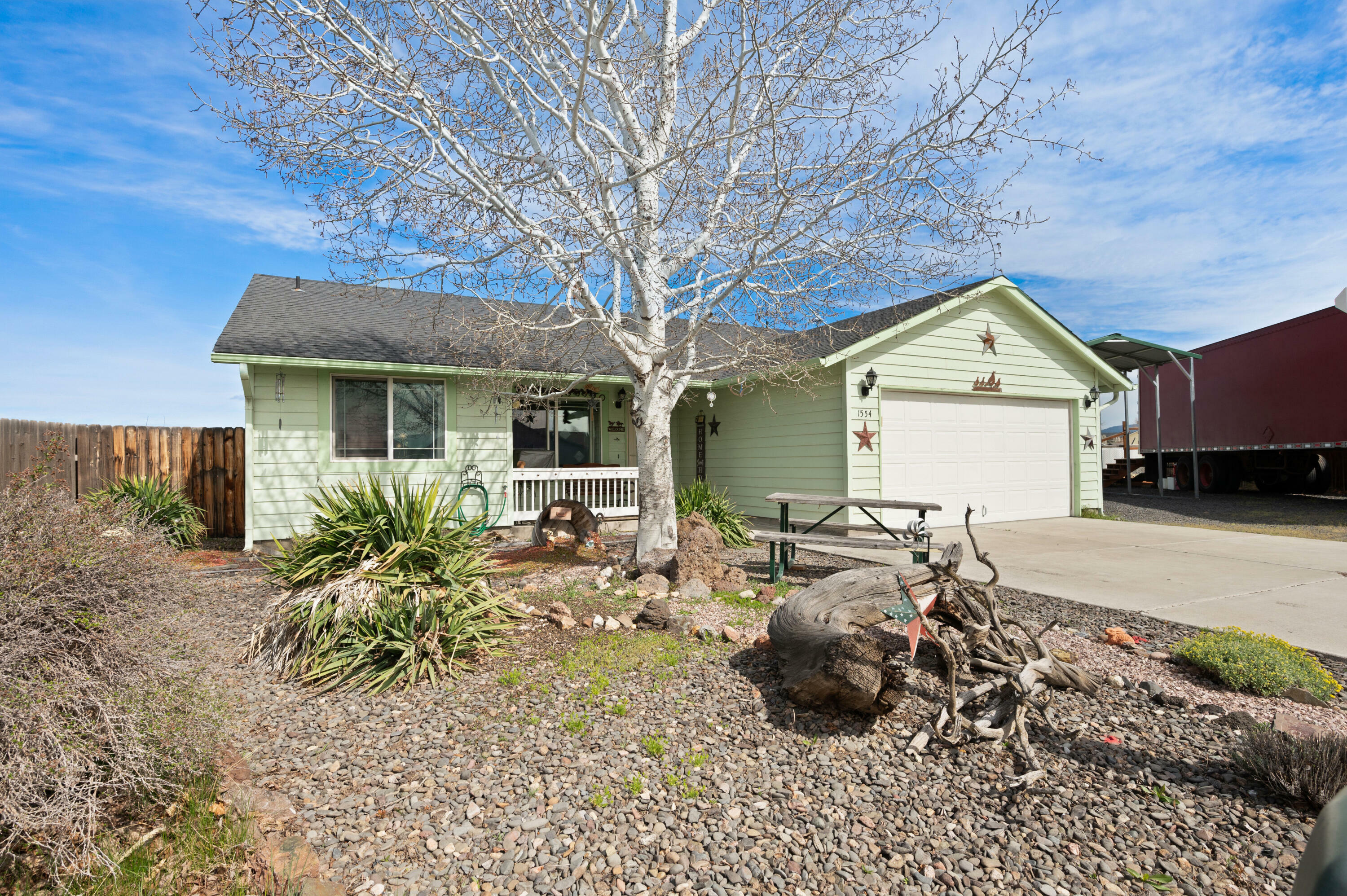 Property Photo: 1554 NE Larry Court OR 97754