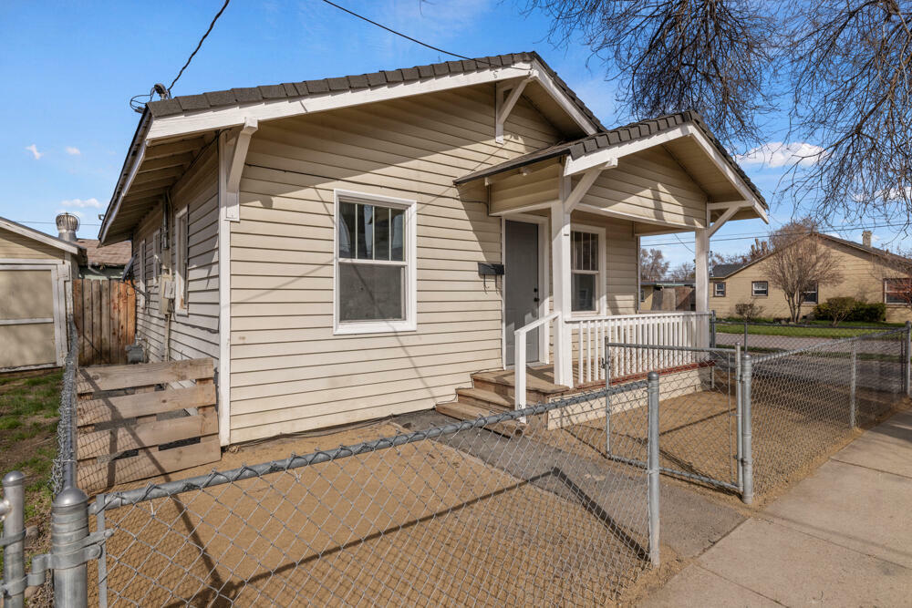 Property Photo: 1610 Division Street OR 97601