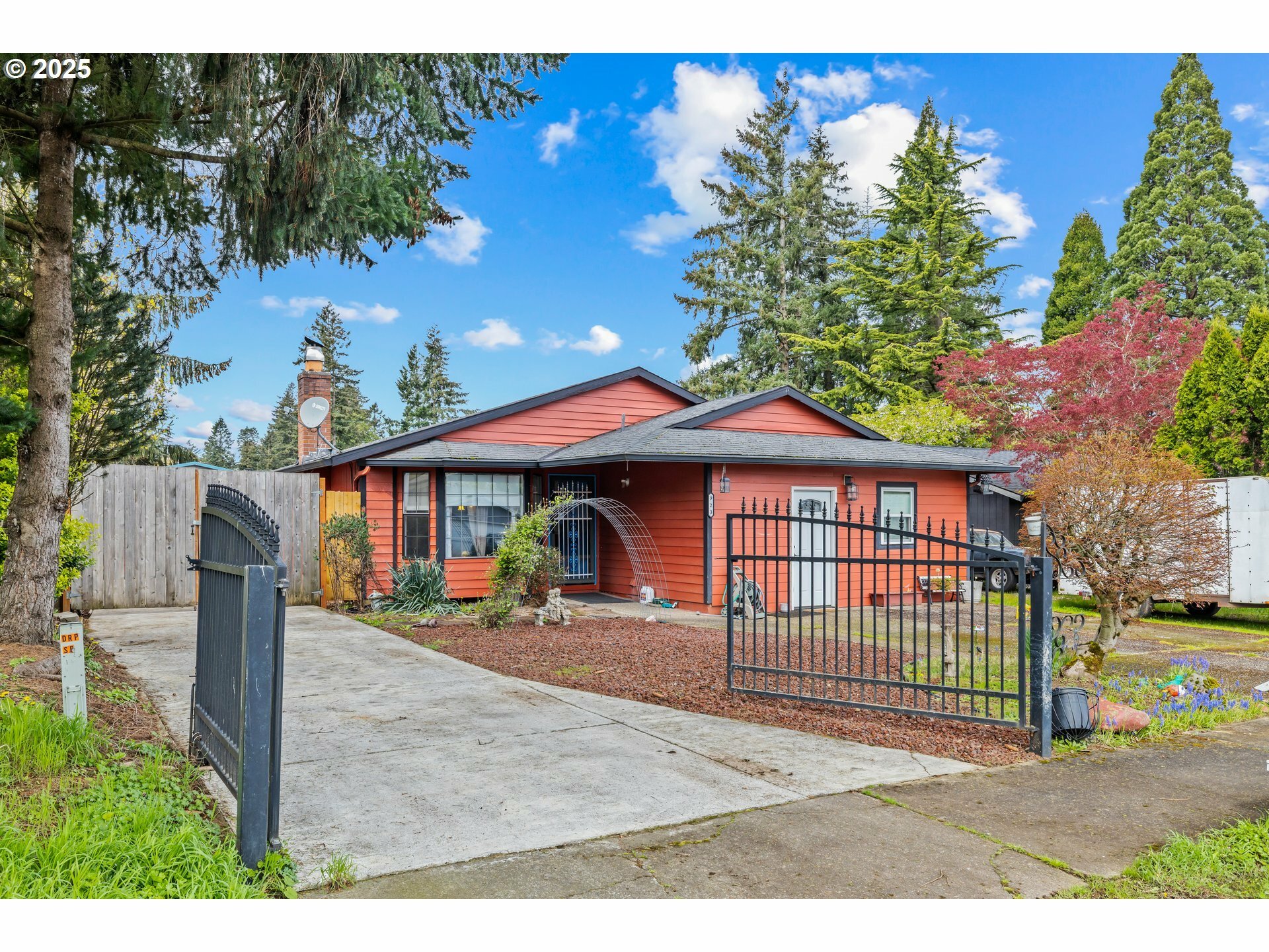 Property Photo: 923 NE 193rd Ave OR 97230