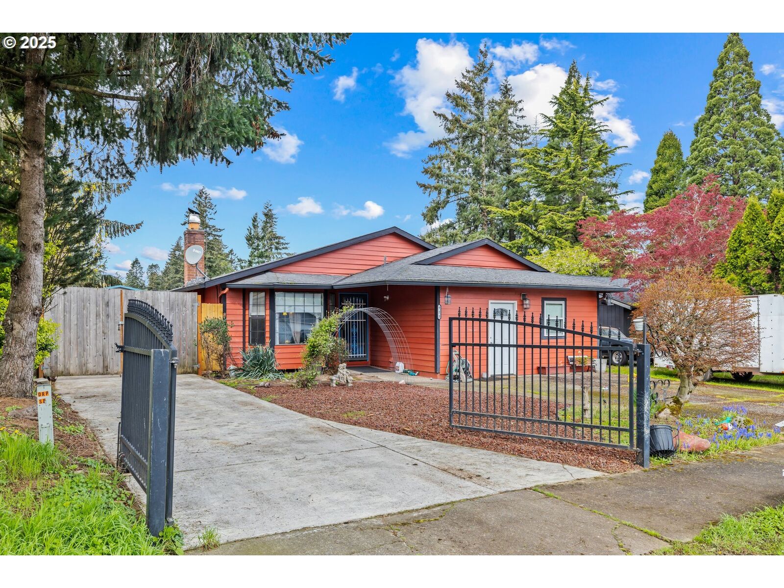 Property Photo:  923 NE 193rd Ave  OR 97230 