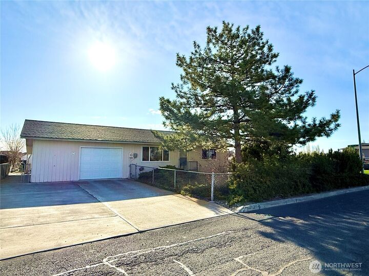 Property Photo: 262 G Street SE WA 98823