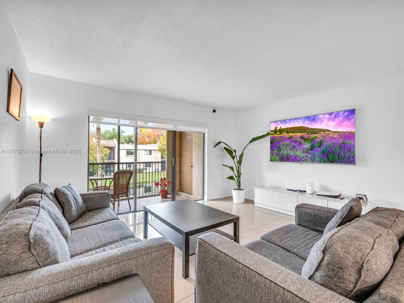 Property Photo: 398 Lakeview Dr 205 FL 33326