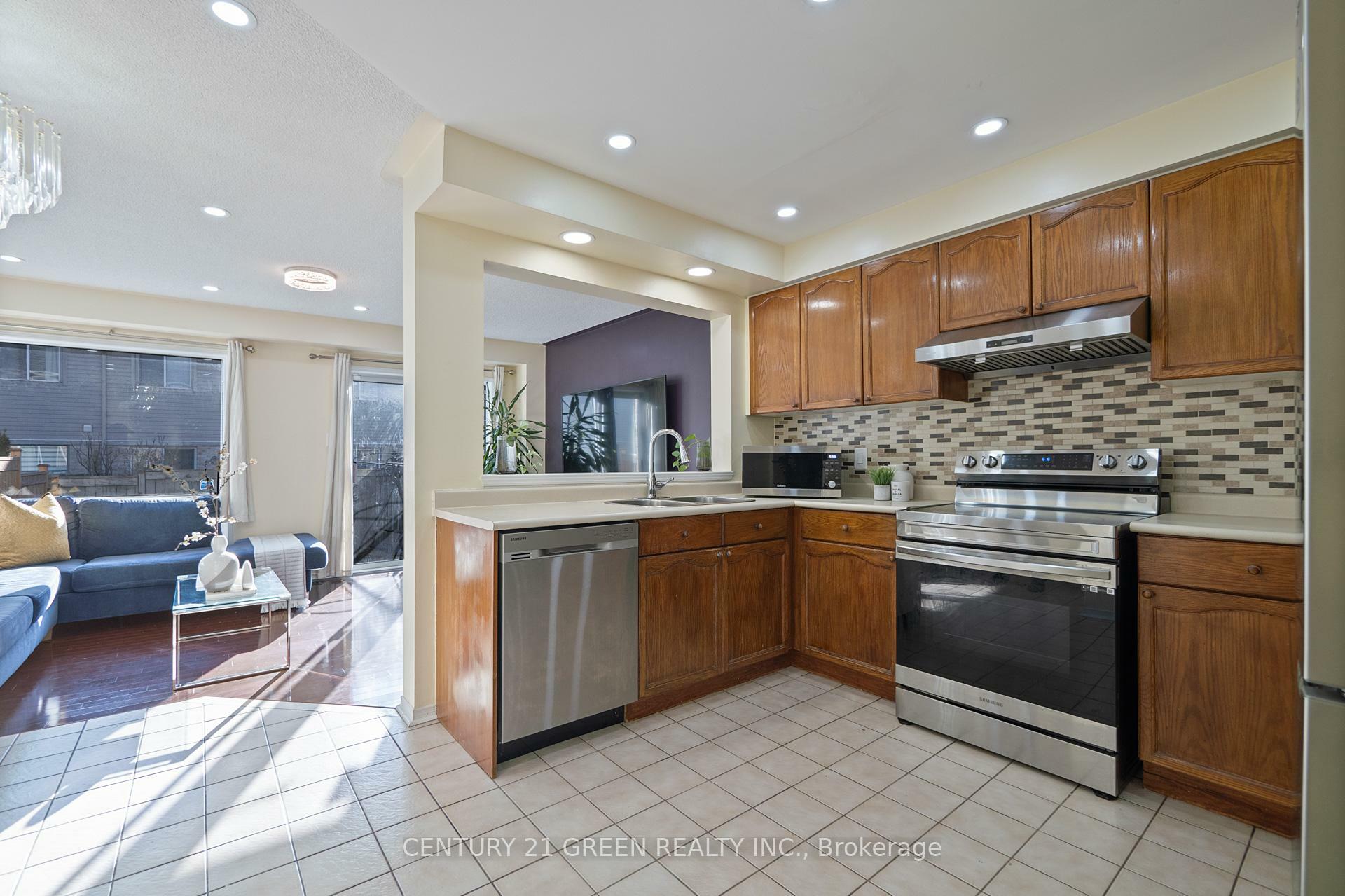 Property Photo: 1292 Sherwood Mills Boulevard 43 ON L5V 2G8